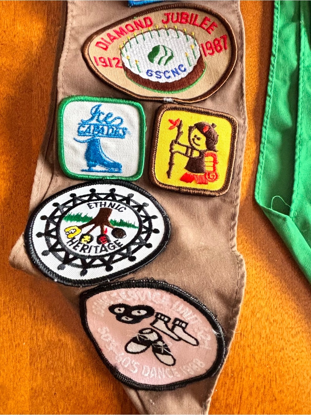 Vintage 1980s Girl Scout Brownies Sash Badges Patches Pins Felt Nations Capital - Picture 7 of 10